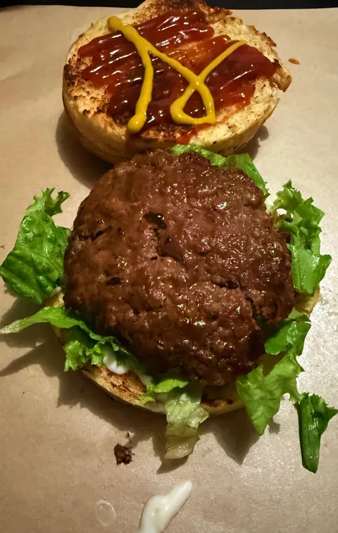 Hamburguesa abierta con carne a la plancha, lechuga y aderezo