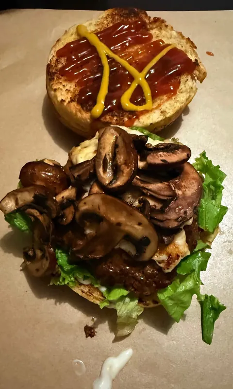Suiza Burger abierta: carne, queso manchego derretido y champiñones
